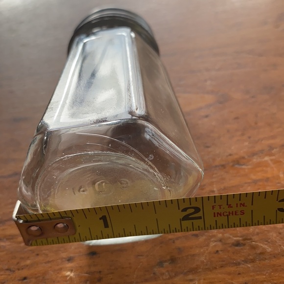 Vintage pair of pressed glass octagon shaped clear glass salt/pepper shakers - Picture 8 of 8